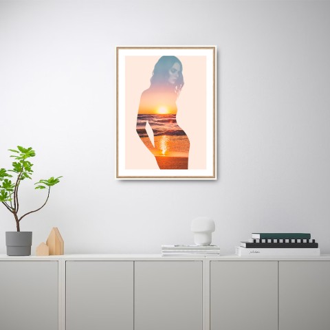 Fotodruck Frau am Strand bei Sonnenuntergang im Rahmen 30x40 cm Unika 0044 Aktion
