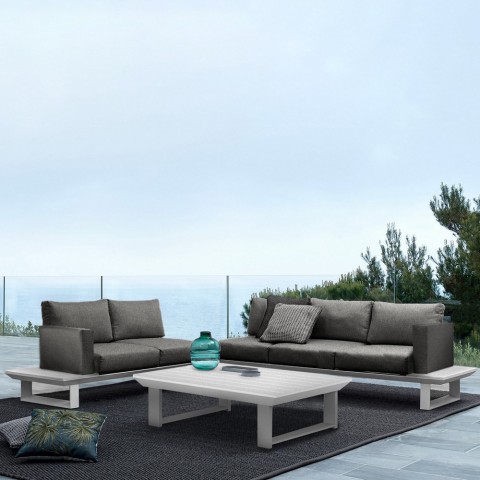 Ecksofas im Gartensitzbereich mit Kissen und Couchtisch Costa del Sol