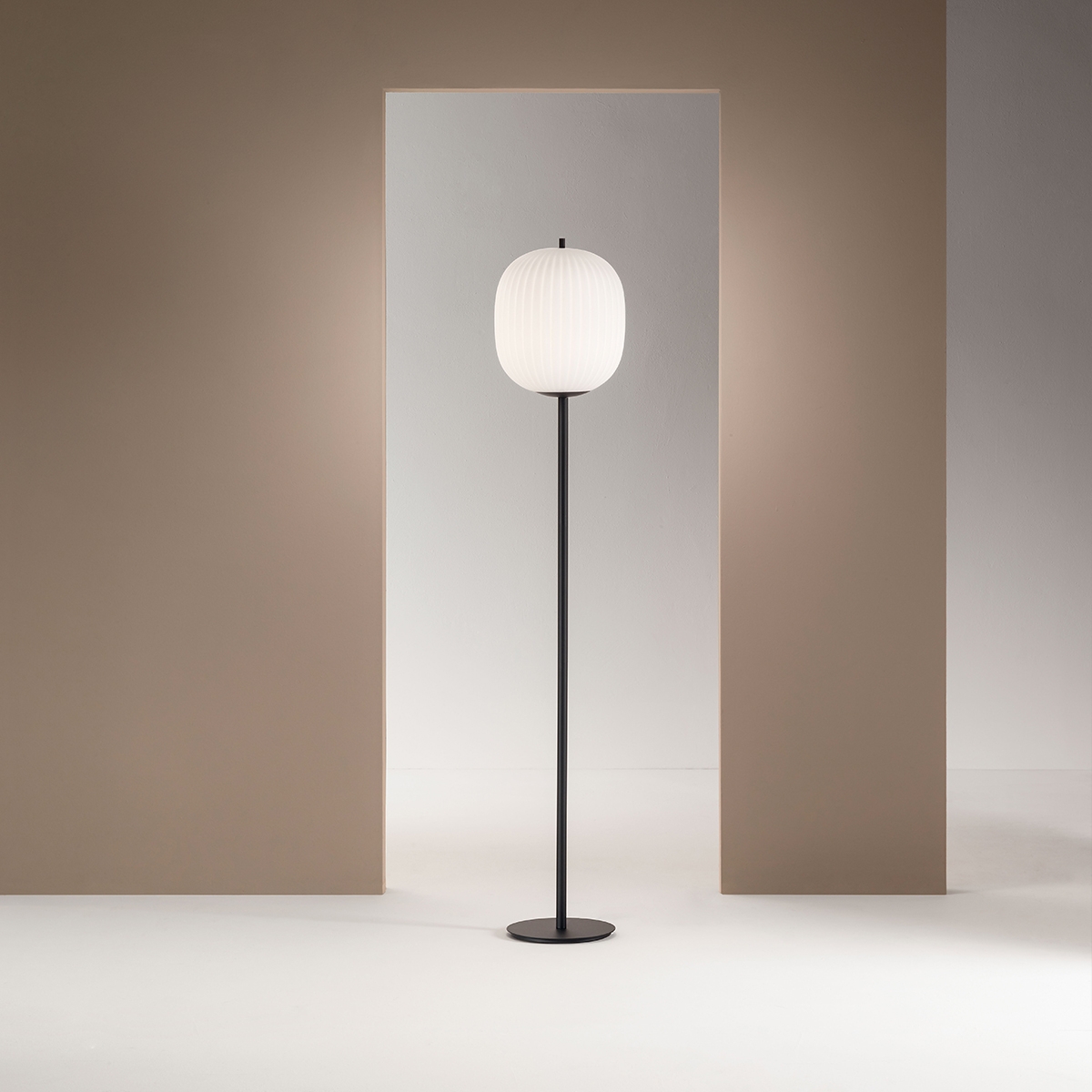 Stehlampe aus schwarzem Metall mit geblasenem Glasschirm Domizia-A Aktion