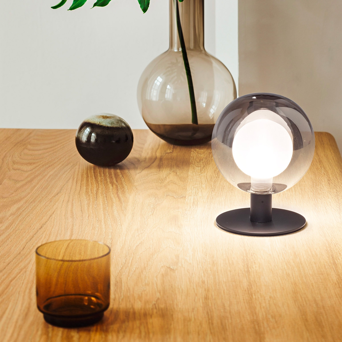 Tischlampe Design mit Kugel aus Glas und Metall Teramo Aktion Tischlampe Design mit Kugel aus Glas und Metall Teramo Aktion