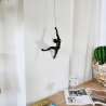 Wandskulptur im lackiertem Harz moderne Kletterer-Statuette Bata-L Verkauf