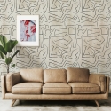 Moderne weiße Tapete mit künstlerischem Design und schwarzen Graffiti-Streifen Aktion