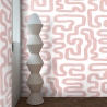 Moderne Tapete mit geometrischem Design in Weiß und Rosa Angebot