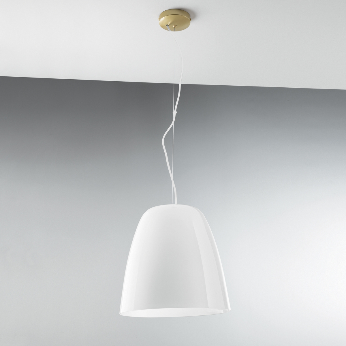 Hängelampe aus goldfarbenem Metall mit Glasdiffusor Ares L1 Aktion