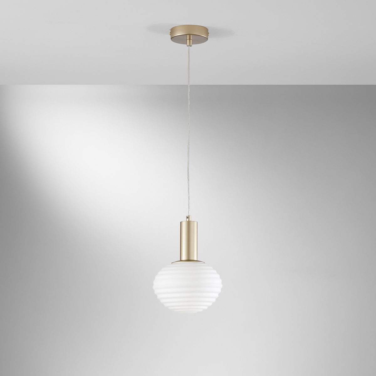 Moderner goldener Hängelampe mit weißem Kugellicht Ripple Aktion Moderner goldener Hängelampe mit weißem Kugellicht Ripple Aktion