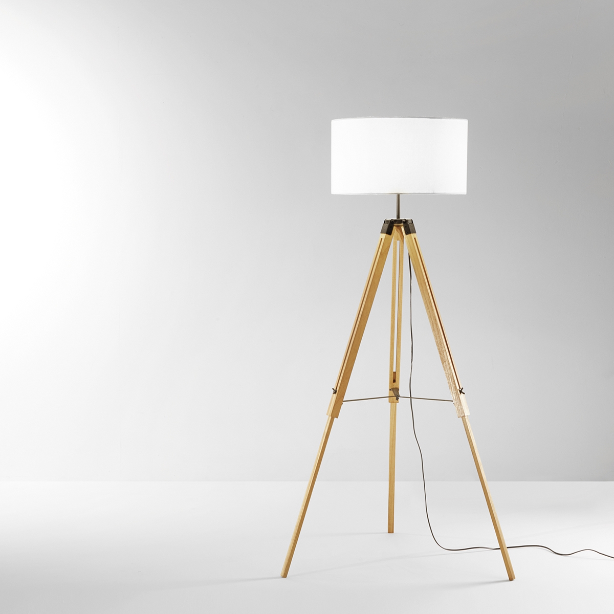 Dreibein-Stehlampe aus Holz mit weißem Stoffschirm Studios