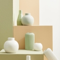 Moderne Designer-Vase Kugelform mit Flaschenhals aus Porzellan Althea Katalog