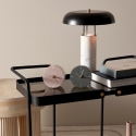 Moderne Tischlampe mit weißem Marmorfuß und Metallschirm Kaithal Verkauf