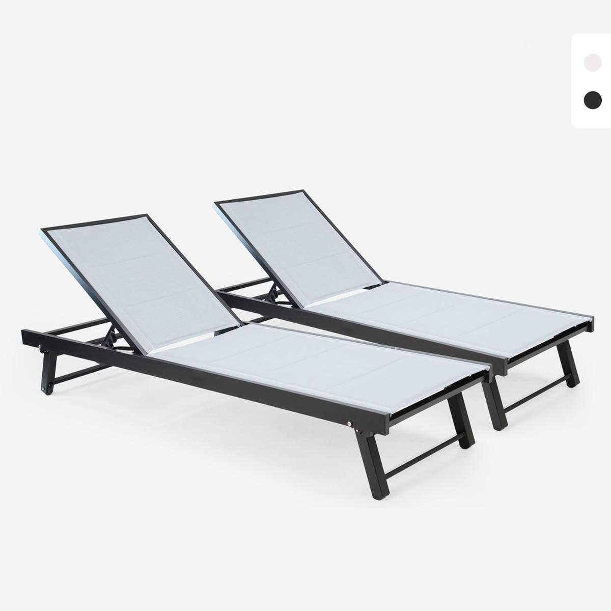 Bestand 2 moderne verstellbare Gartenliegen mit Rädern Rimini