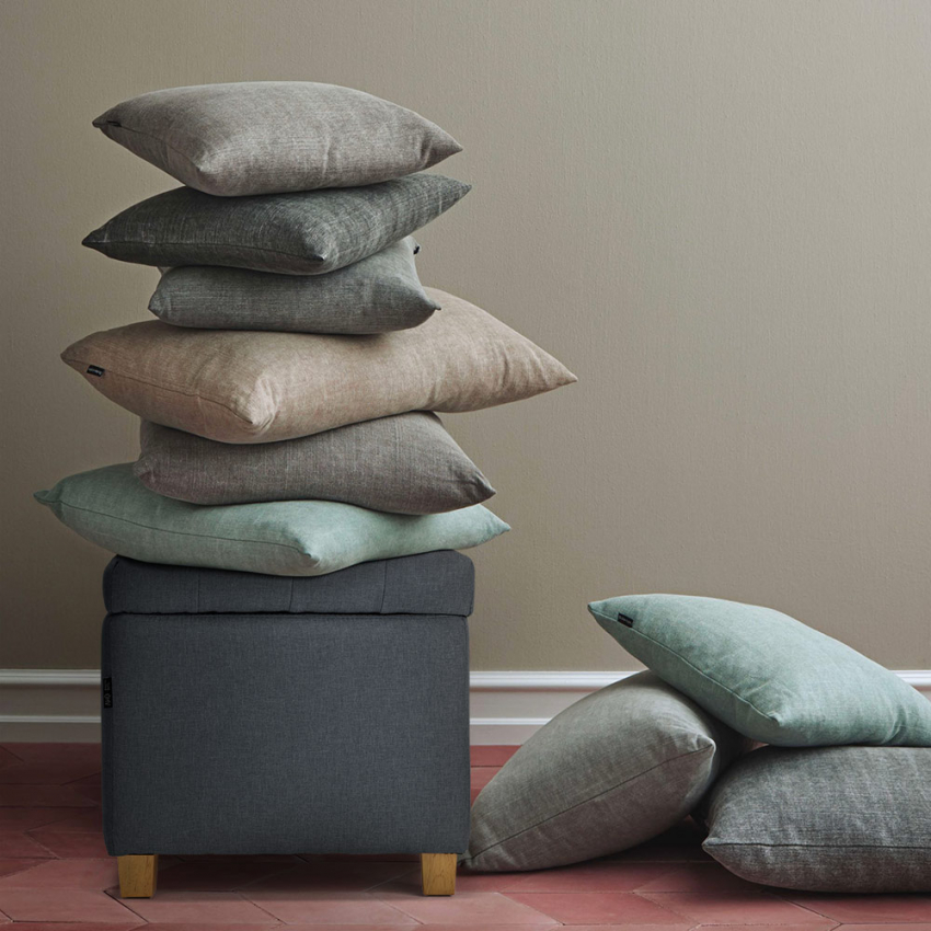 Pouf mit Stauraum, Kissen und Decken aus gestepptem Coffree-Stoff